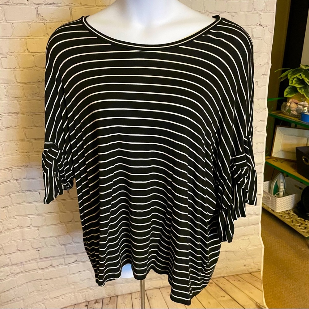 Stretchy loosefitting T-shirt with interesting sleeves